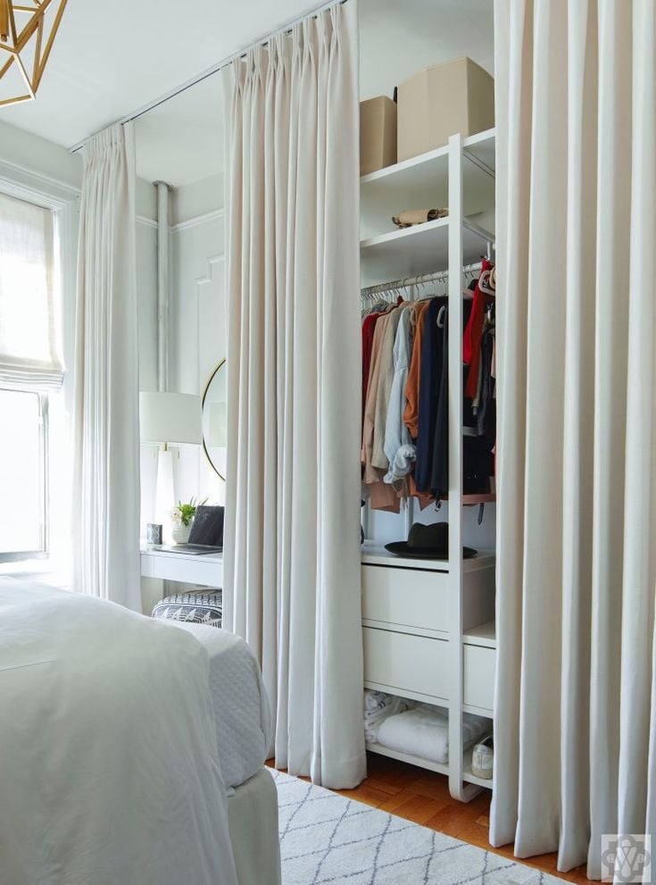 Closet branco com cortinas