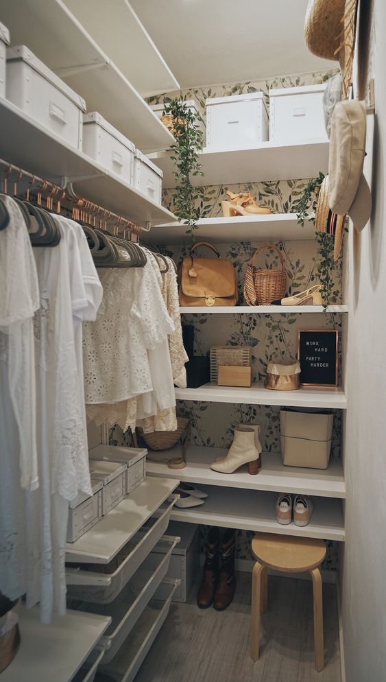 Closet pequeno com prateleiras e caixas organizadoras