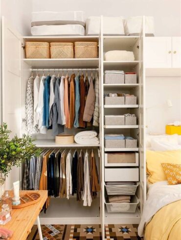 Closet pequeno com cabideiro, prateleiras e caixas