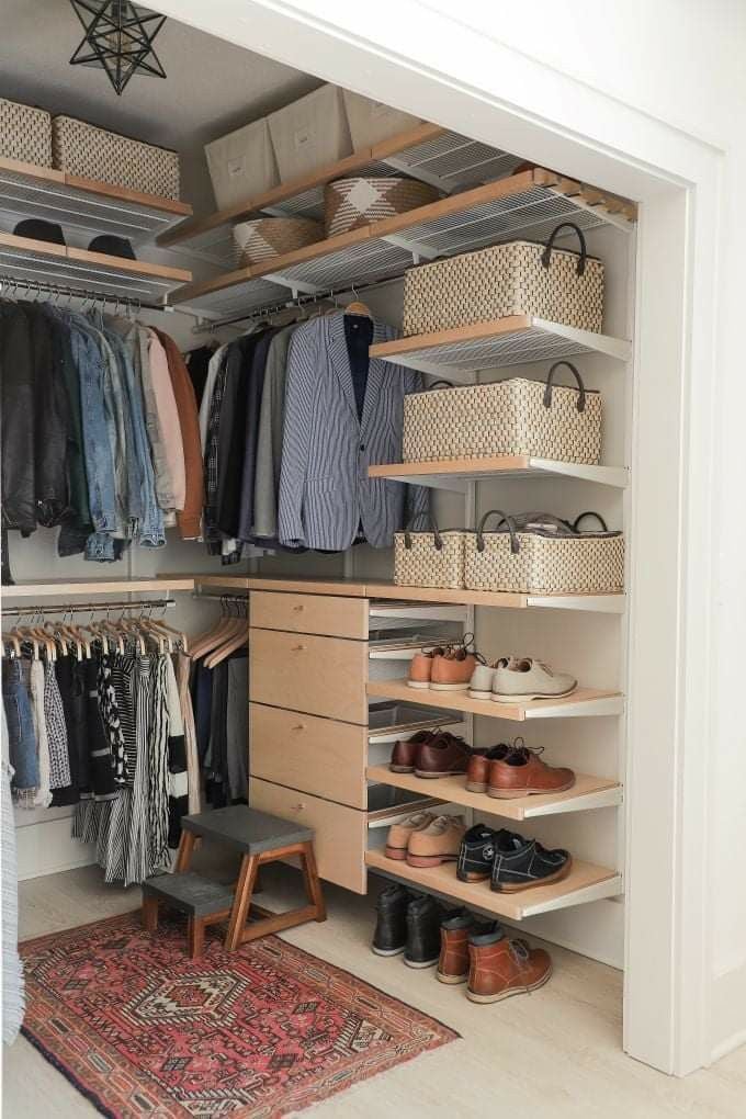 Closet pequeno masculino com gavetas, cabideiros e caixas organizadoras
