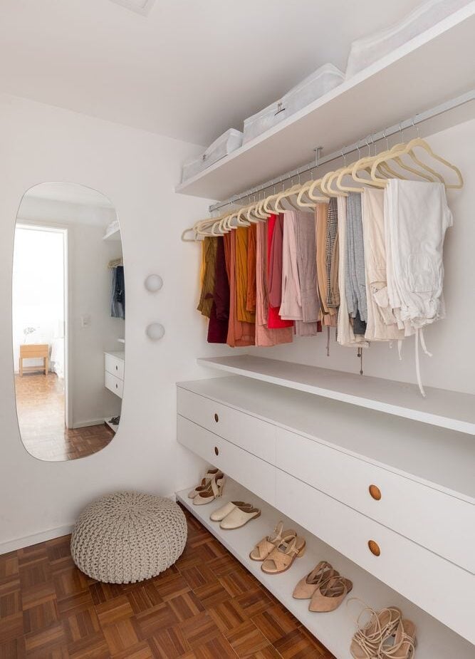 Closet branco com gavetas e prateleiras