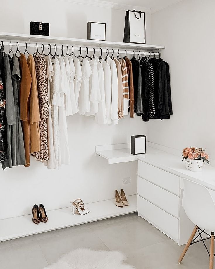 Closet branco com cabideiros e prateleiras