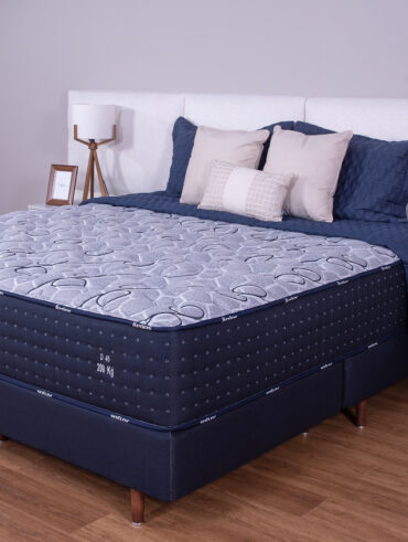 Quarto com colchão de casal azul-marinho