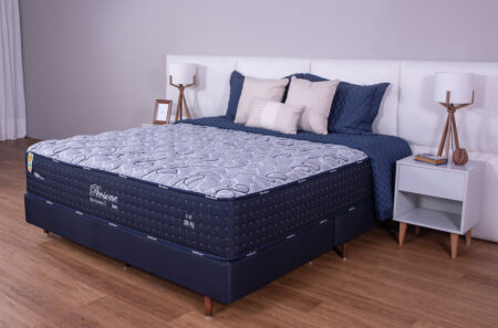 Quarto com colchão de casal azul-marinho