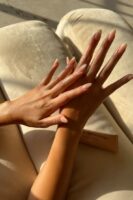 Mãos de pele clara, com unha amendoada natural