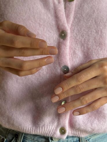 Mãos de pele clara, com unha curtinha no estilo soap nails