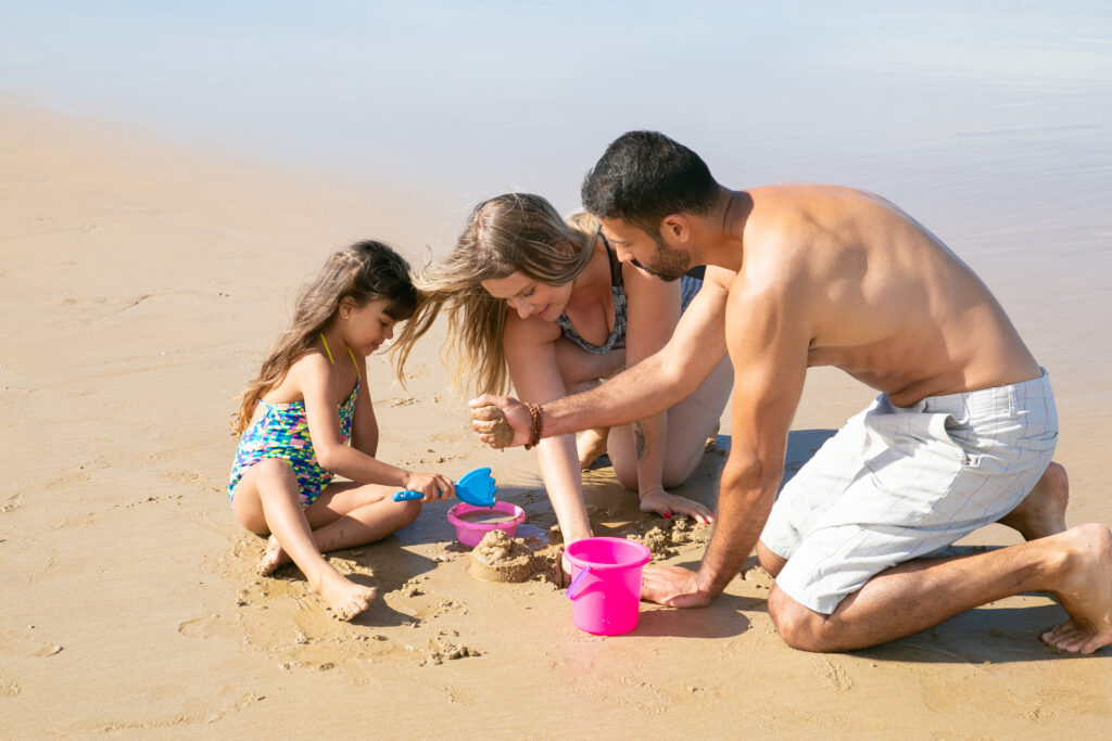 Família brincando na praia