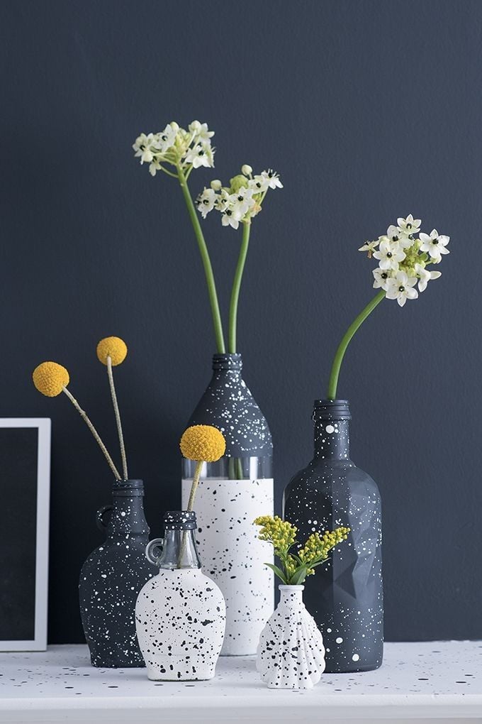 Garrafas pintadas em branco e azul com flores