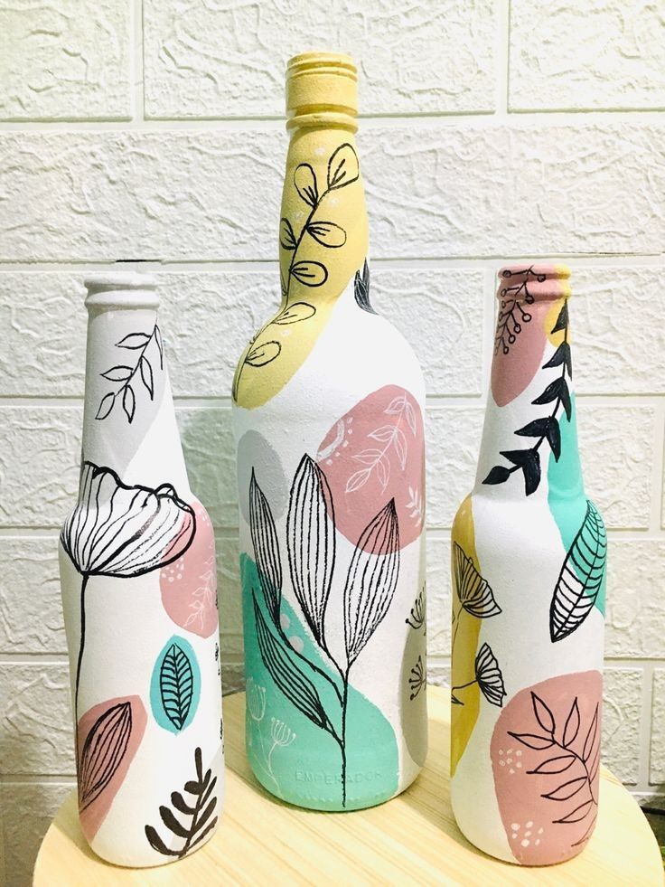 Garrafas pintadas à mão com flores e ramos