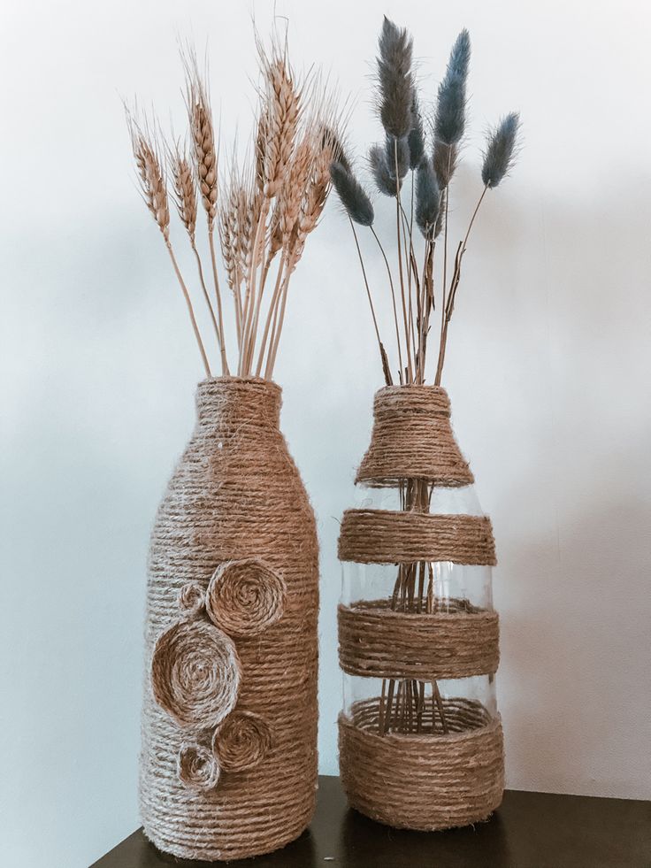 Garrafas revestidas com cordão de sisal