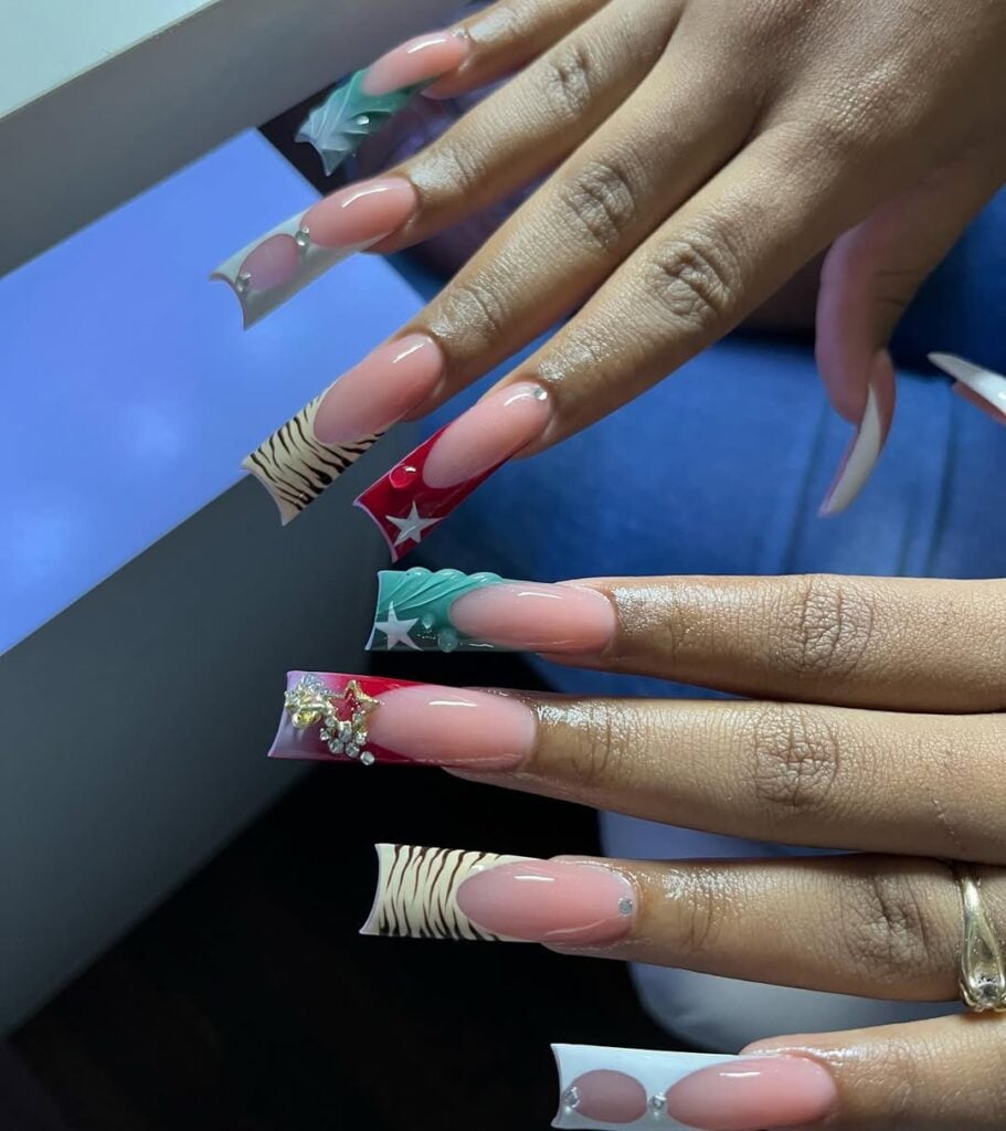 Mãos de pele média, com duck nails e francesinha coloridas e com texturas diferentes