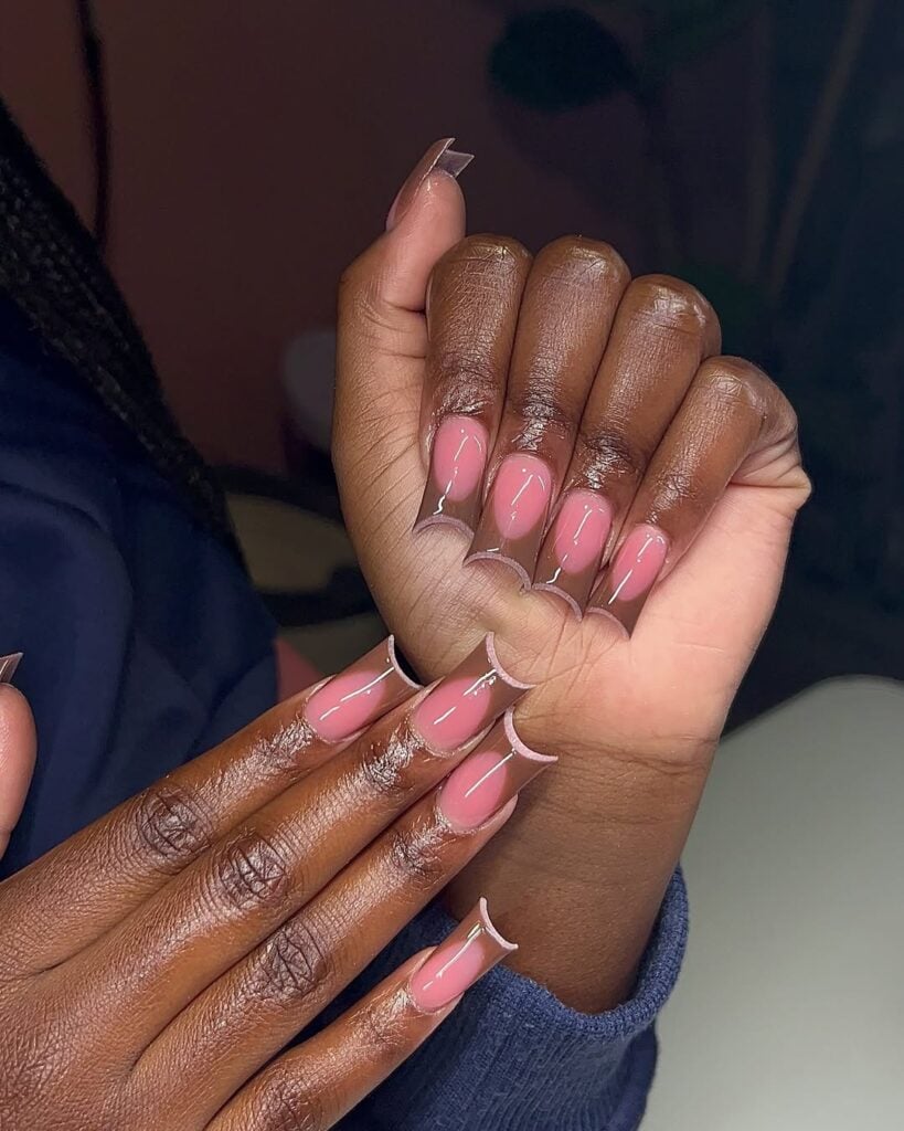 Mãos de pele preta, com duck nail com francesinha marrom