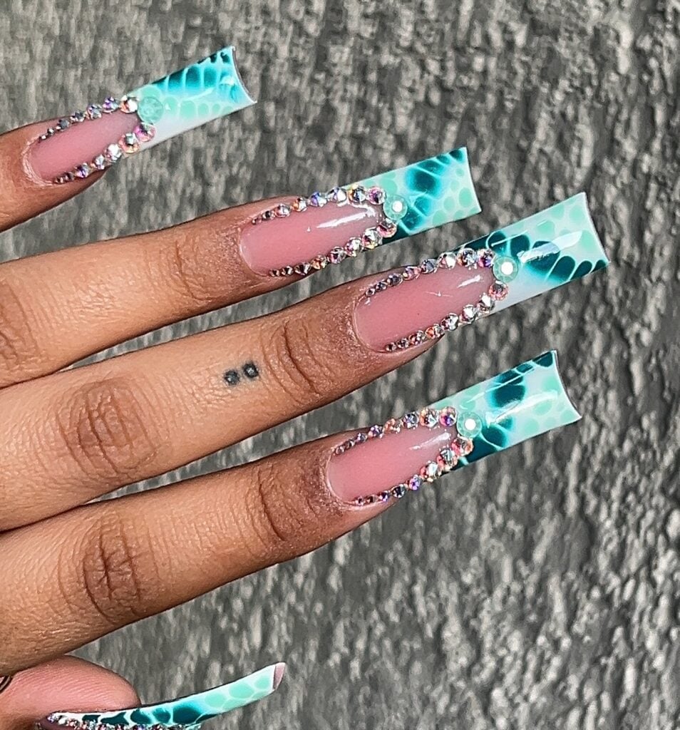 Mão de pele preta, com duck nail com francesinha azul animal print e strass
