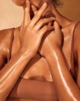 Mulher de pele 'média', com top terracota