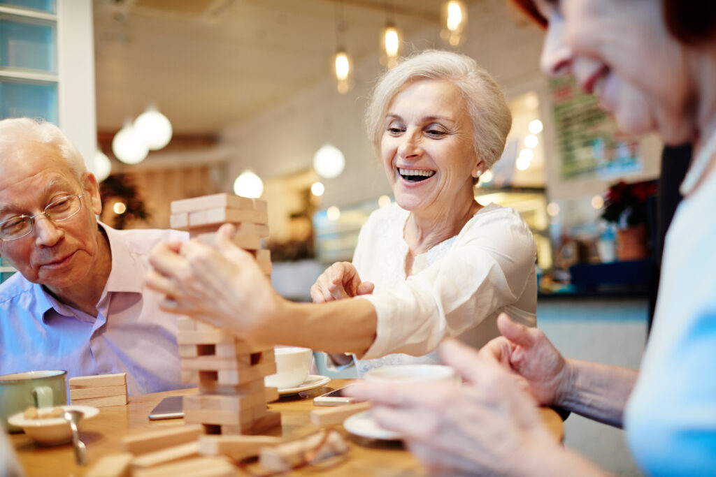 Idosos jogando jenga