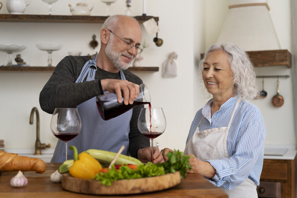 Homem e mulher idosos servindo vinho