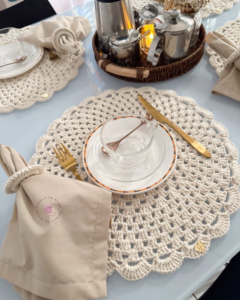 Mesa posta para o café da tarde