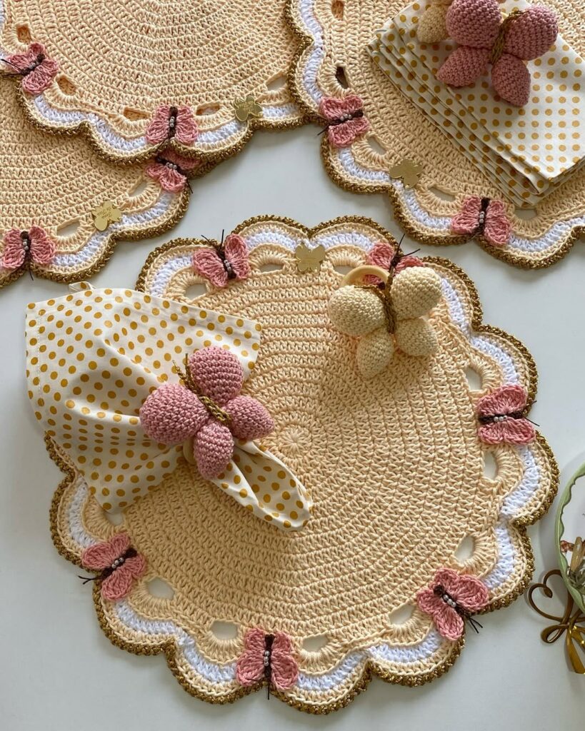 Mesa posta para o café da tarde com itens de crochê