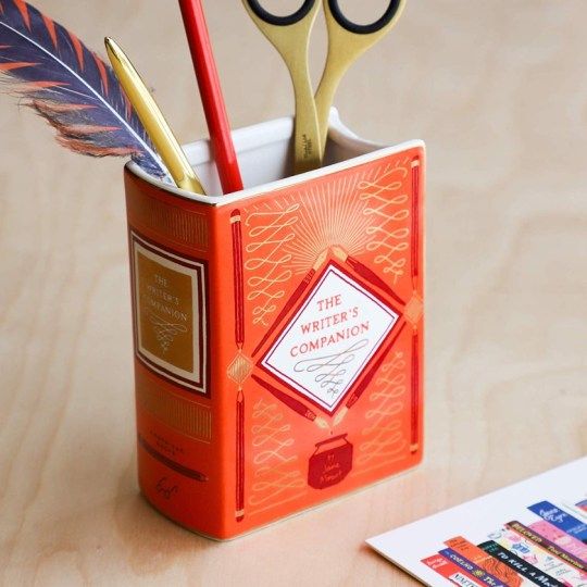 Porta-objetos em formato de livro laranja