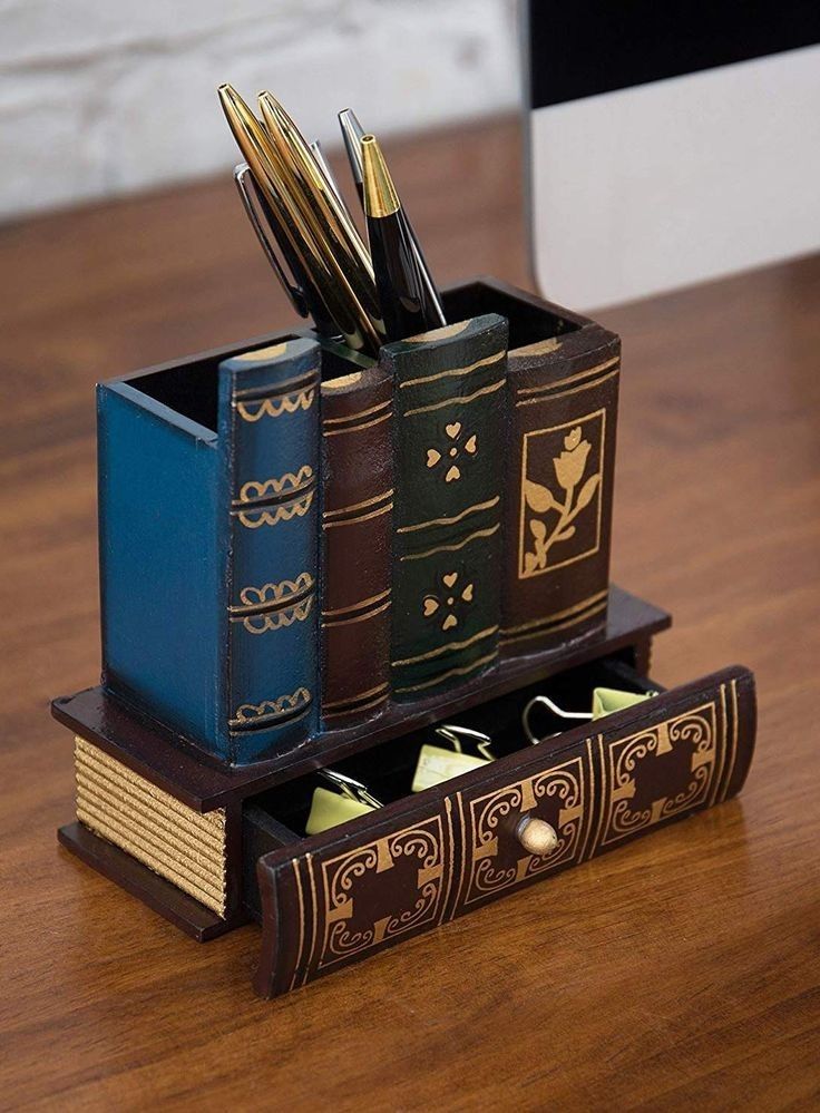 Porta-lápis em formato de livros