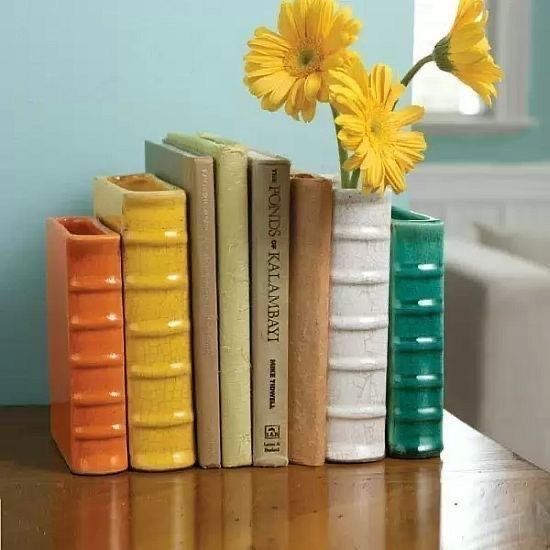 Vasos coloridos em formato de livros