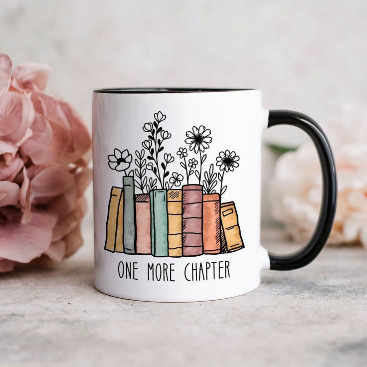 Caneca branca com livros, flores e frase