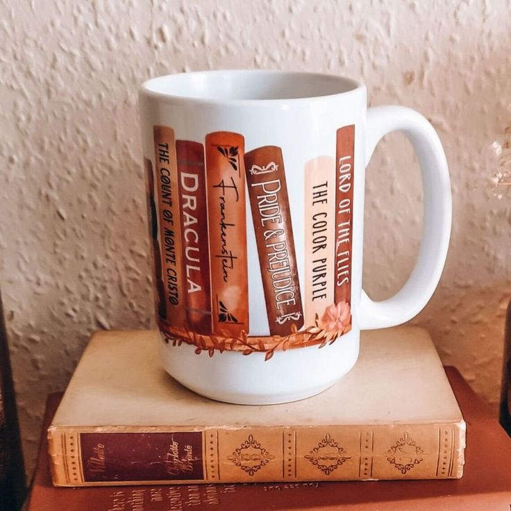 Caneca branca e marrom com lombadas de livros clássicos