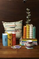Relógio, almofada e vasos em formato de livros