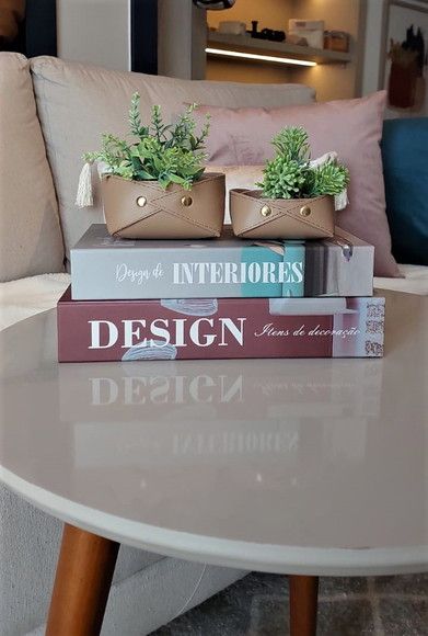 Mesa com caixas em formatos de livros