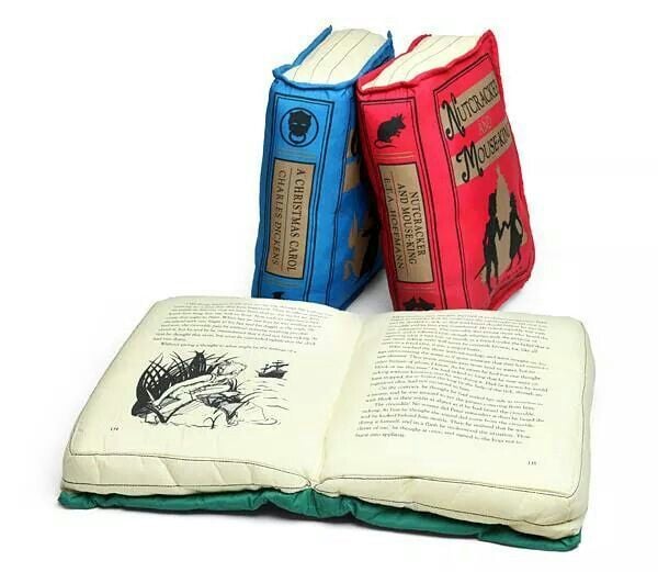 Almofadas em formatos de livros com capas vermelha e azul