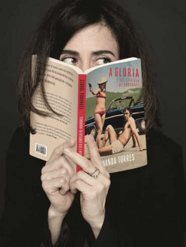 Mulher escondendo-se atrás de um livro