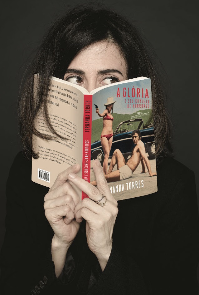 Mulher escondendo-se atrás de um livro