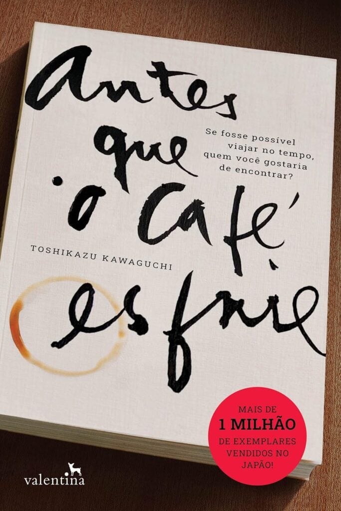 Capa de livro branca com uma marca de xícara de café