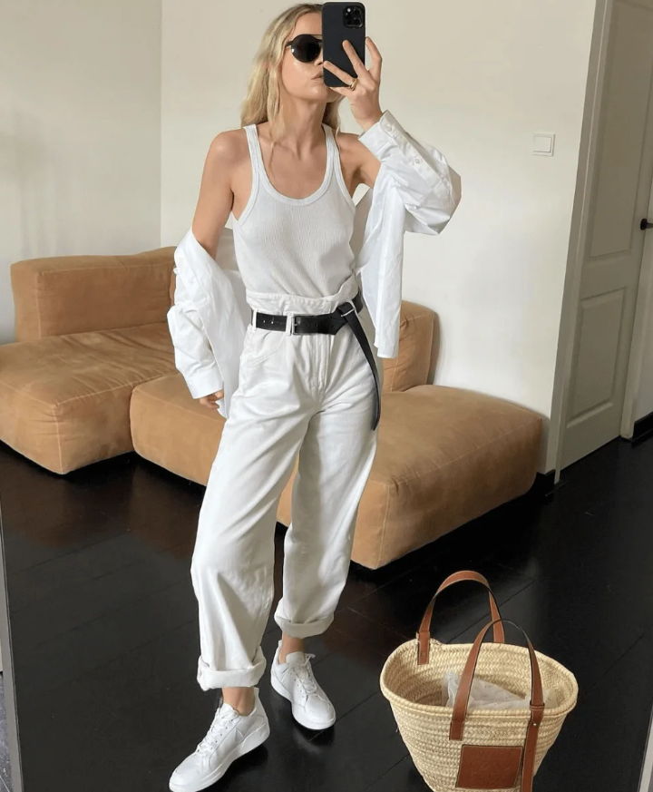 looks elegantes com tênis branco e calça jeans branca