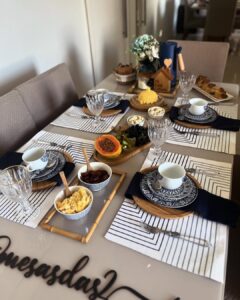 Mesa posta azul para o café da tarde