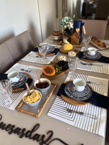 Mesa posta azul para o café da tarde