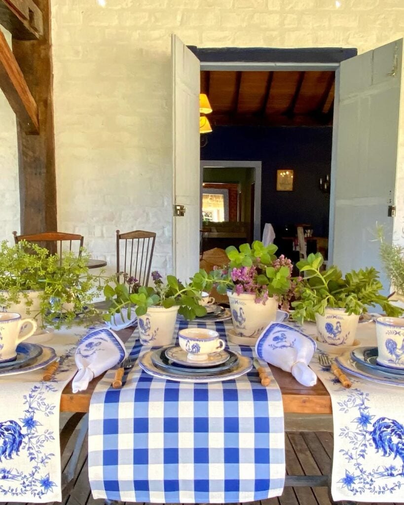 Mesa posta azul para o café da tarde