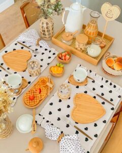 Mesa posta com itens de bambu para o café da tarde