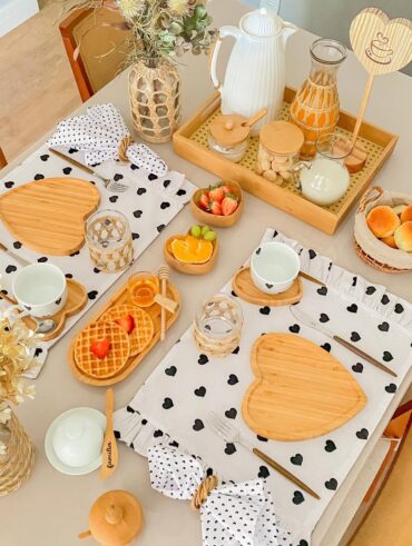 Mesa posta com itens de bambu para o café da tarde