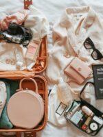 Itens para levar em uma mala de viagem espalhados