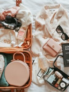 Itens para levar em uma mala de viagem espalhados