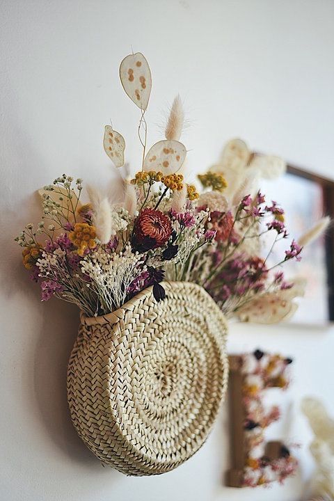 Cestinho de enfeito na parede com flores