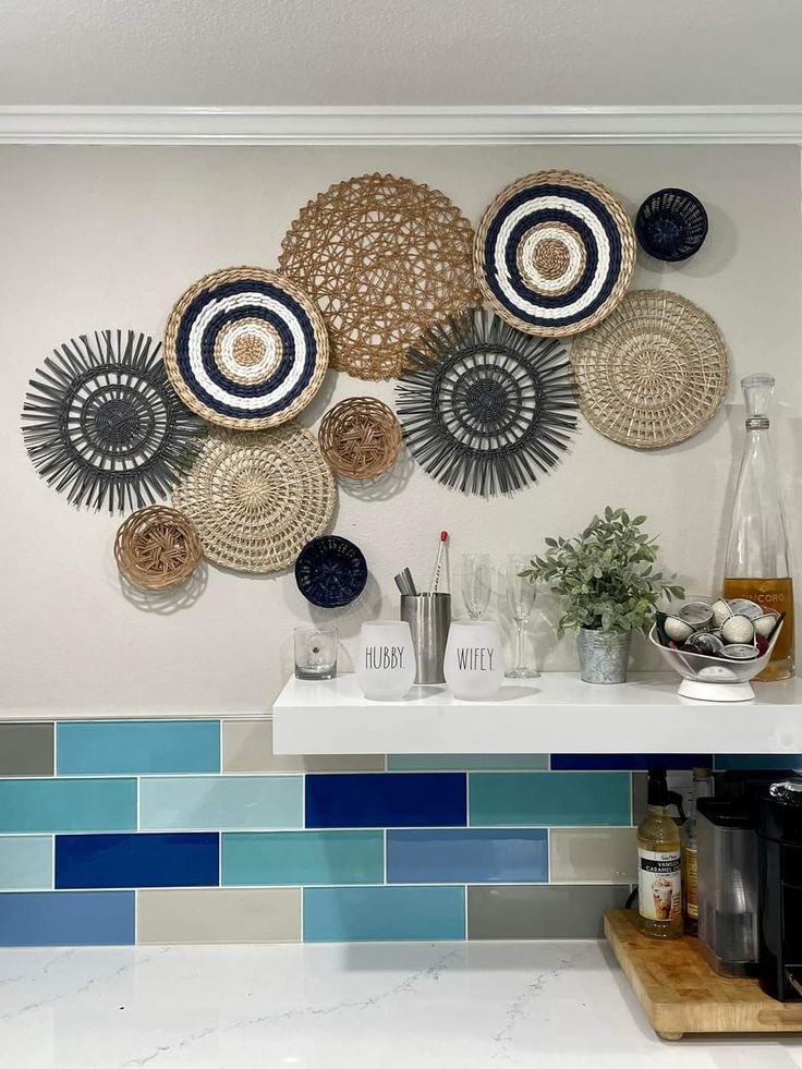 Bancada com azulejos coloridos e enfeites de palha na parede