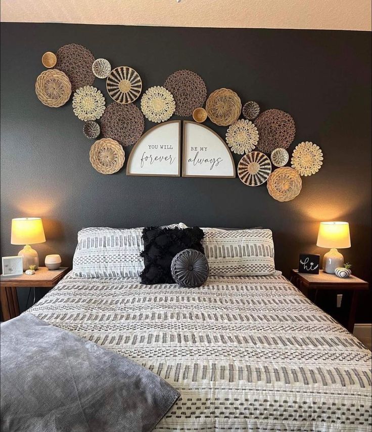 Quarto com parede cinza-escuro e enfeites de palha
