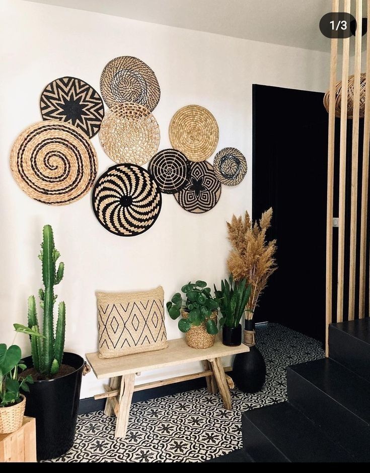Hall com aparador em madeira, cactus e enfeites de palha em preto e bege