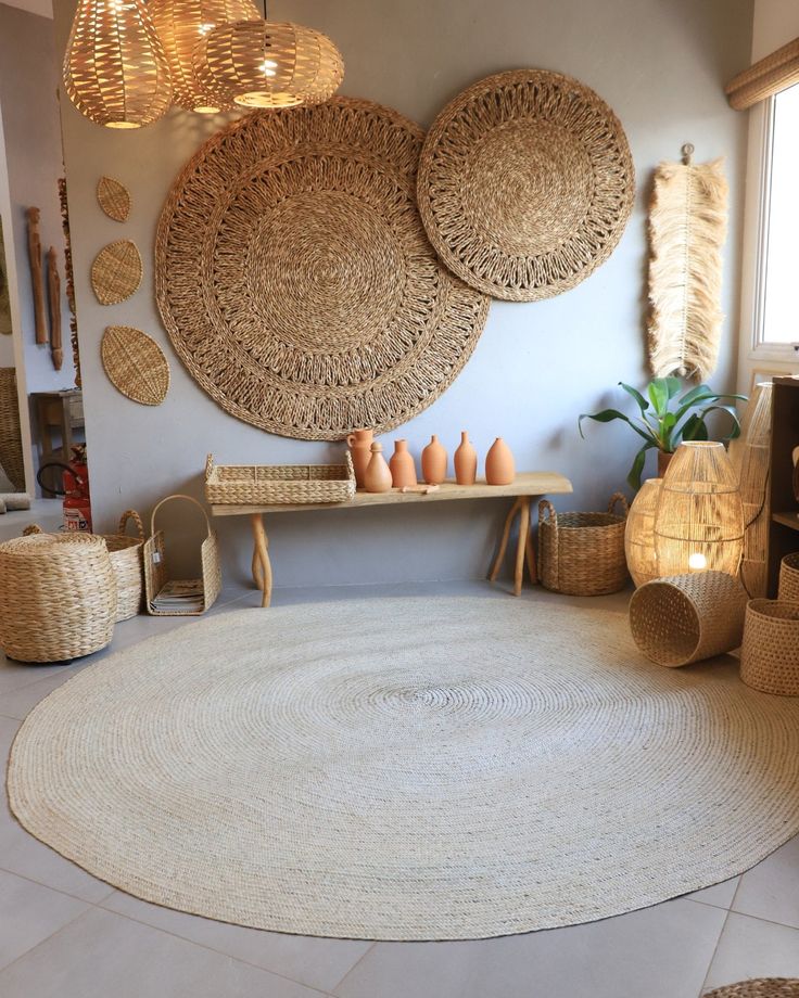 Ambiente decorado com vários itens de palha