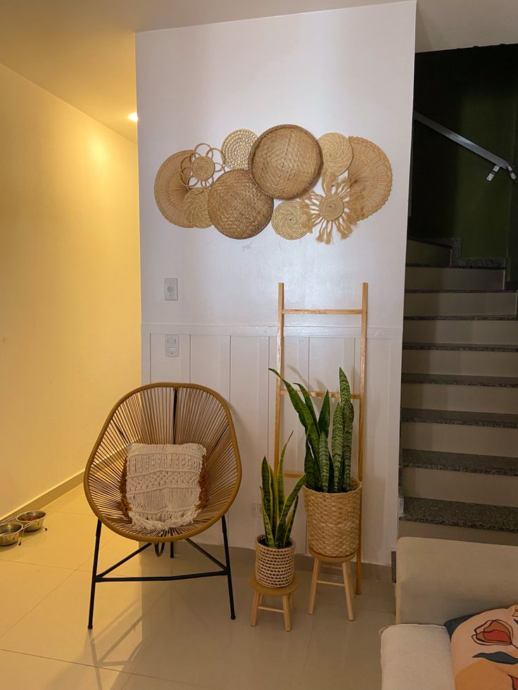 Ambiente com parede decorada com palha, vasos com plantas e poltrona
