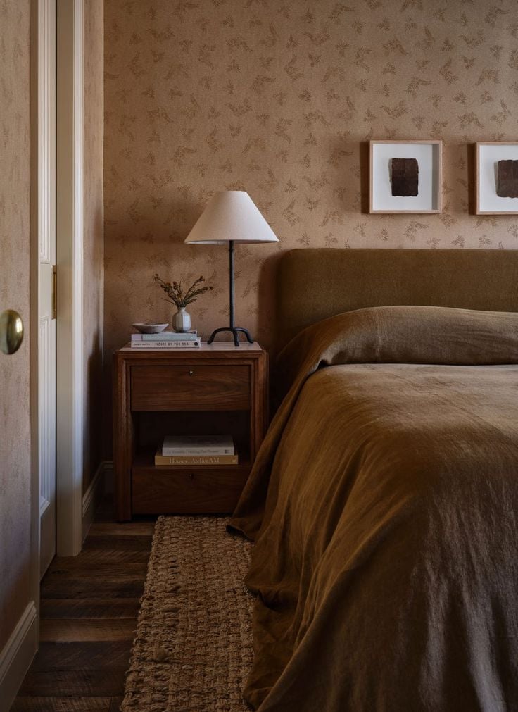 Quarto com parede na cor Mocha Mousse com papel de parede