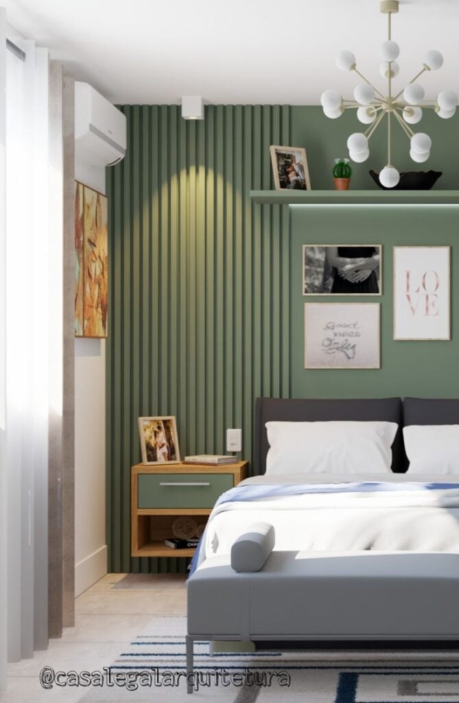 Quarto com parede verde e ripada na mesa cor
