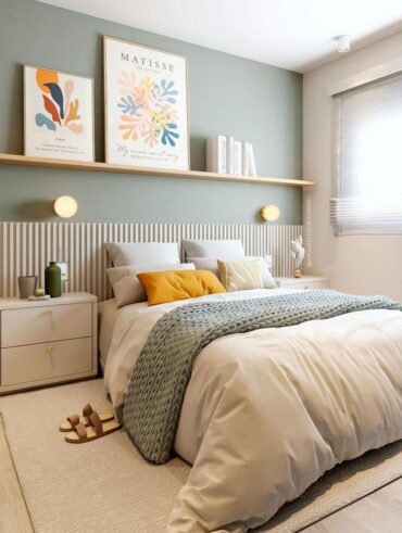 Quarto de casal em tons neutros, com cabeceira ripada e quadros na prateleira